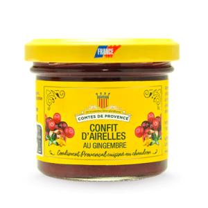 Image d'un pot de confit d'airelles au gingembre de la marque Comtes de Provence. Le pot a une étiquette jaune vif avec des images d'airelles et de gingembre. Le texte sur l'étiquette indique "Confit d'Airelles au Gingembre" et "Condiment Provençal cuisiné au chaudron". Le couvercle est également jaune avec le logo "France" en bleu, blanc, rouge.